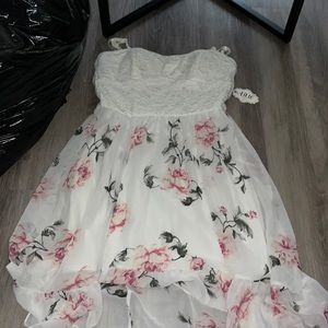Floral Junior dress (size XL). Never been worn! Still has tags on it.